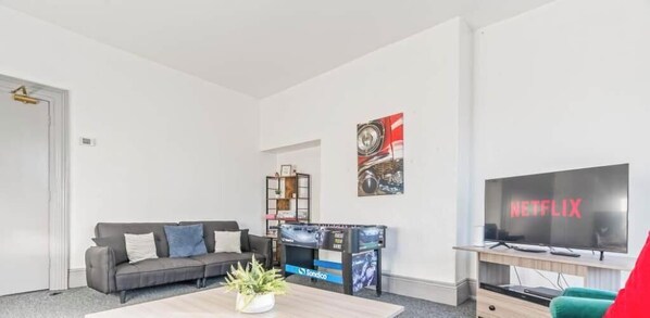TV - Lily House - 3 Bed WIFI & Parking Hull (Kingston upon Hull)