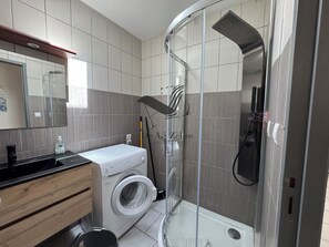 Bruser, hårtørrer, håndklæder, Toiletpapir
