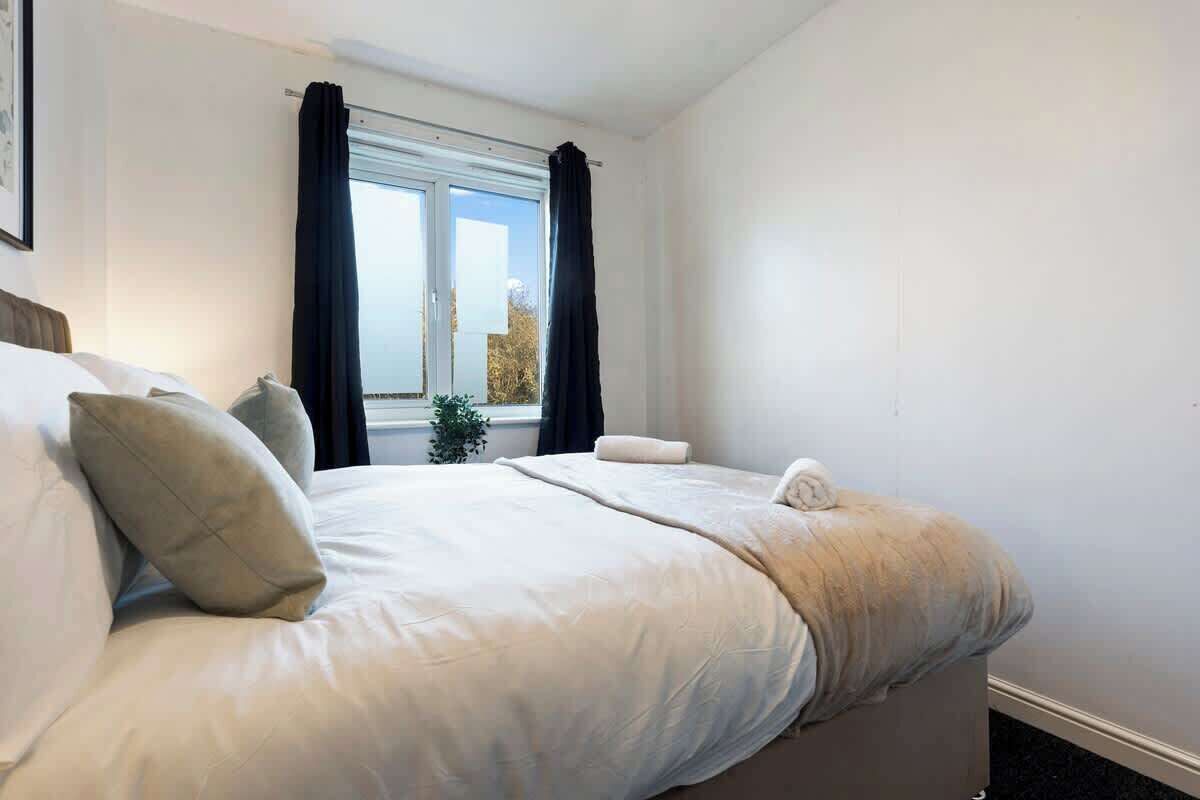 5 bedrooms, iron/ironing board, WiFi, bed sheets