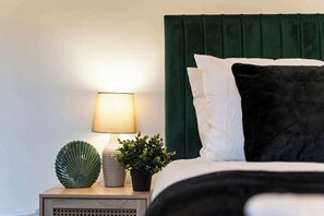5 bedrooms, iron/ironing board, WiFi, bed sheets