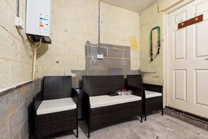Ein Zimmer mit zwei Korbssofas und einer weißen Tür.