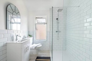 Shower, hair dryer - Sophia’s Retreat - 2 Floor 4 Bed Apartment Newport (Newport)