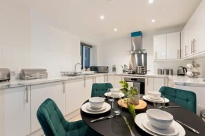 Fridge, microwave, oven, stovetop - Ruby’s Retreat-4 Bed- Contractor Disc- WiFi (Hertfordshire)