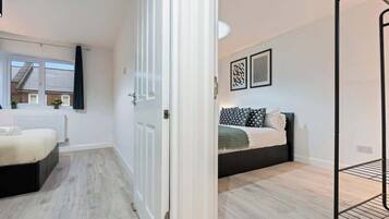 4 bedrooms, iron/ironing board, WiFi, bed sheets