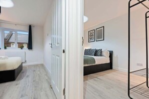 4 bedrooms, iron/ironing board, WiFi, bed sheets