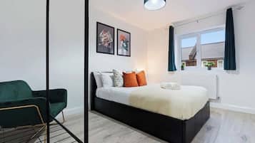 4 bedrooms, iron/ironing board, WiFi, bed sheets