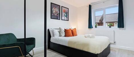 4 bedrooms, iron/ironing board, WiFi, bed sheets