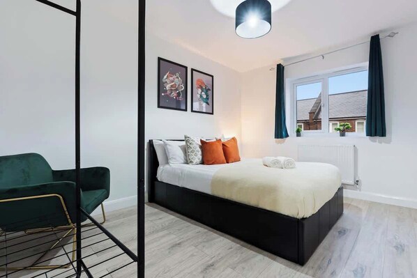 4 bedrooms, iron/ironing board, WiFi, bed sheets - Ruby’s Retreat-4 Bed- Contractor Disc- WiFi (Hertfordshire)