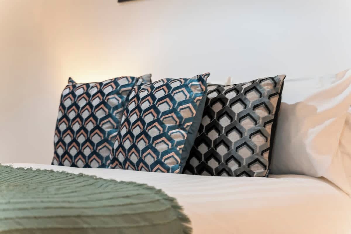 4 bedrooms, iron/ironing board, WiFi, bed sheets