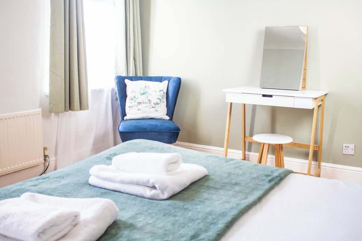 3 bedrooms, iron/ironing board, WiFi, bed sheets