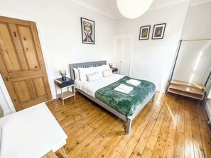 3 quartos, ferros/tábuas de passar roupa, Wi-Fi, roupa de cama