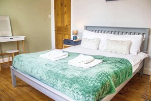 3 chambres, fer et planche à repasser, Wi-Fi, draps fournis