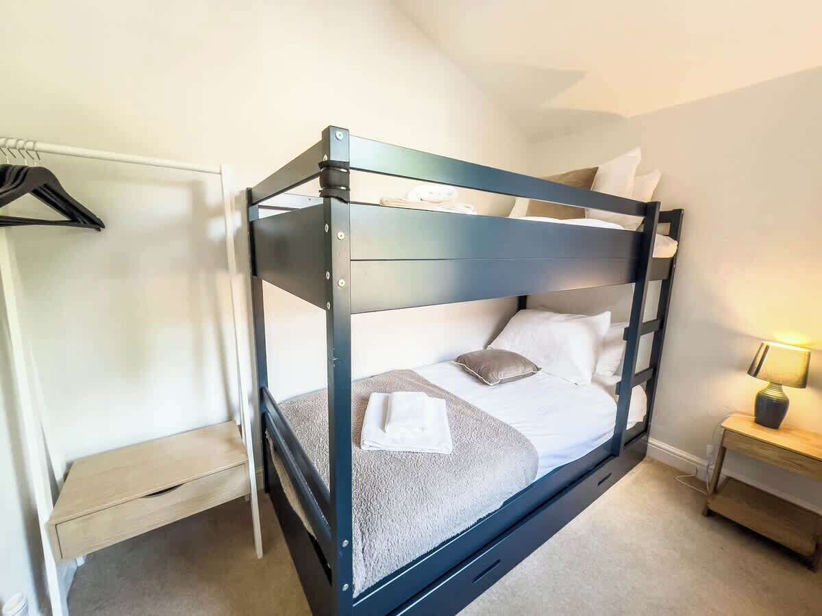3 bedrooms, iron/ironing board, WiFi, bed sheets