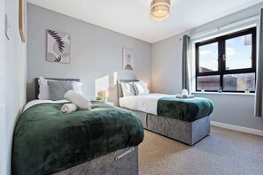 A modern hotel room with two beds, a large window, and a view of the outside. - Lily's Escape 2 Bed Wilson St Bristol Apartment (Saint Paul's)