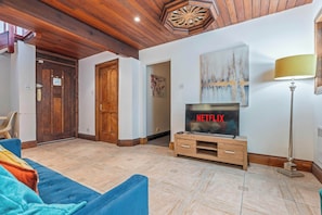 TV - Daffodil Apartment 4 Bedroom in Pontypool (Torfaen Principal Area)