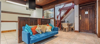 Daffodil Apartment 4 Bedroom in Pontypool