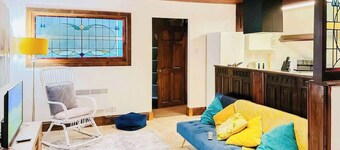 Daffodil Apartment 4 Bedroom in Pontypool