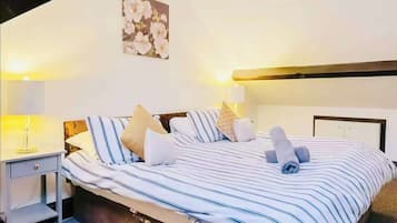 4 bedrooms, iron/ironing board, WiFi, bed sheets