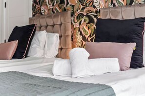 4 bedrooms, iron/ironing board, WiFi