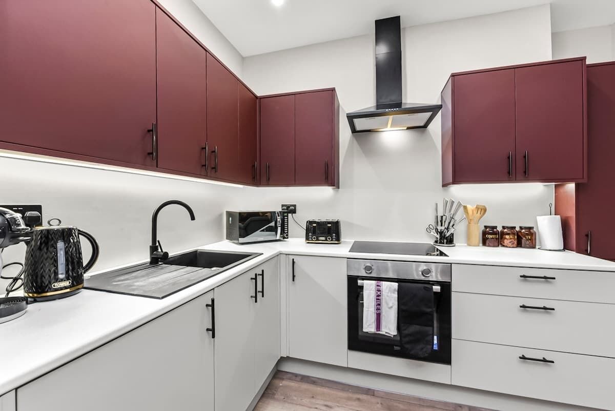 Coffee/tea maker, fridge, microwave, oven