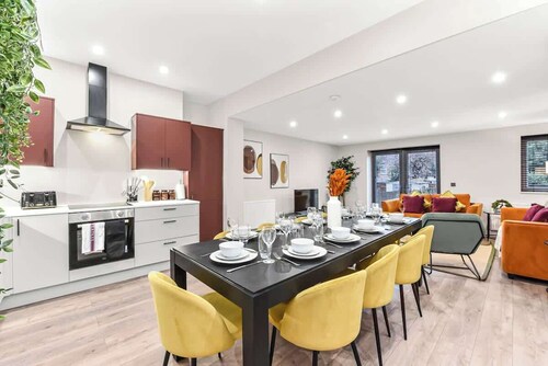 Urban Oasis: Chic 4BR Stay Perfect for Big Groups