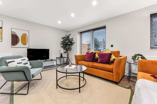 Urban Oasis: Chic 4BR Stay Perfect for Big Groups