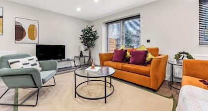 Urban Oasis: Chic 4BR Stay Perfect for Big Groups