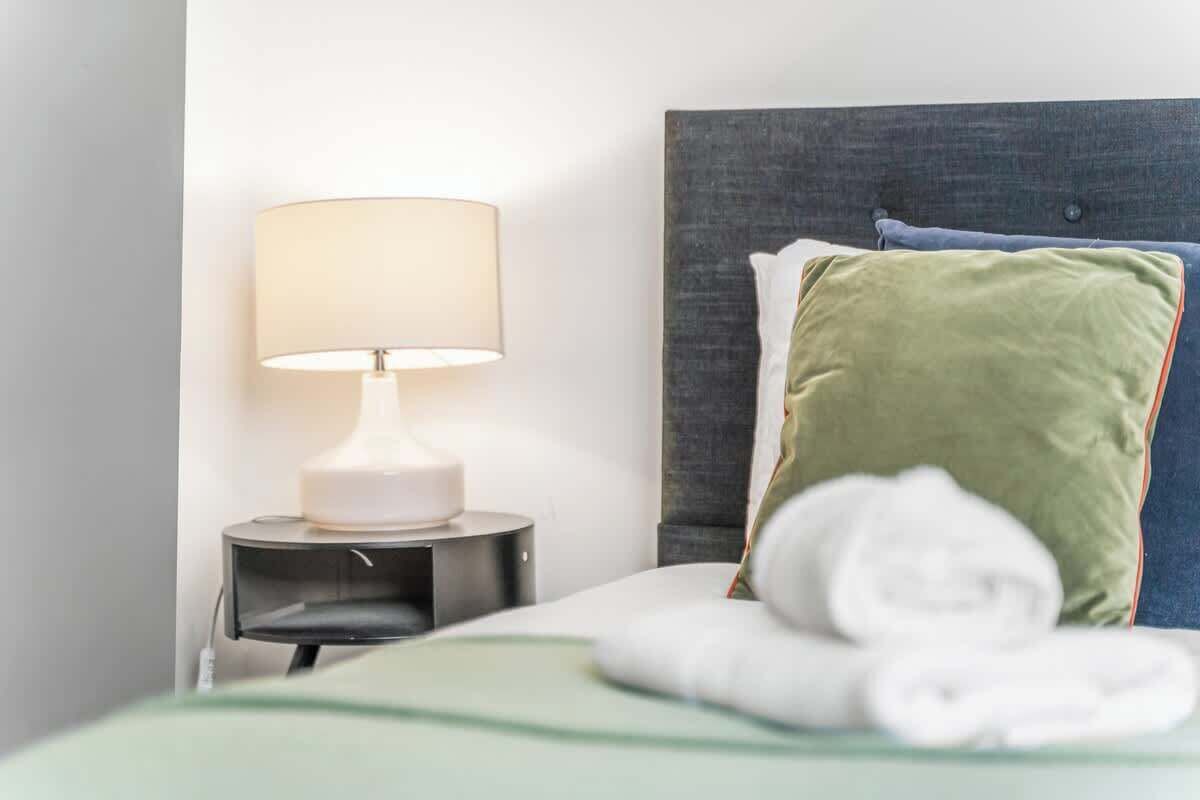 2 habitaciones, tabla de planchar con plancha, wifi y ropa de cama 