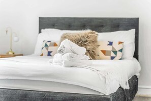 2 bedrooms, iron/ironing board, WiFi, bed sheets - Lavender Lodge 6 guests Newport near City Centre (Newport)