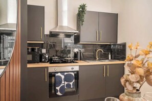 Réfrigérateur, four à micro-ondes, un four, surface de cuisson