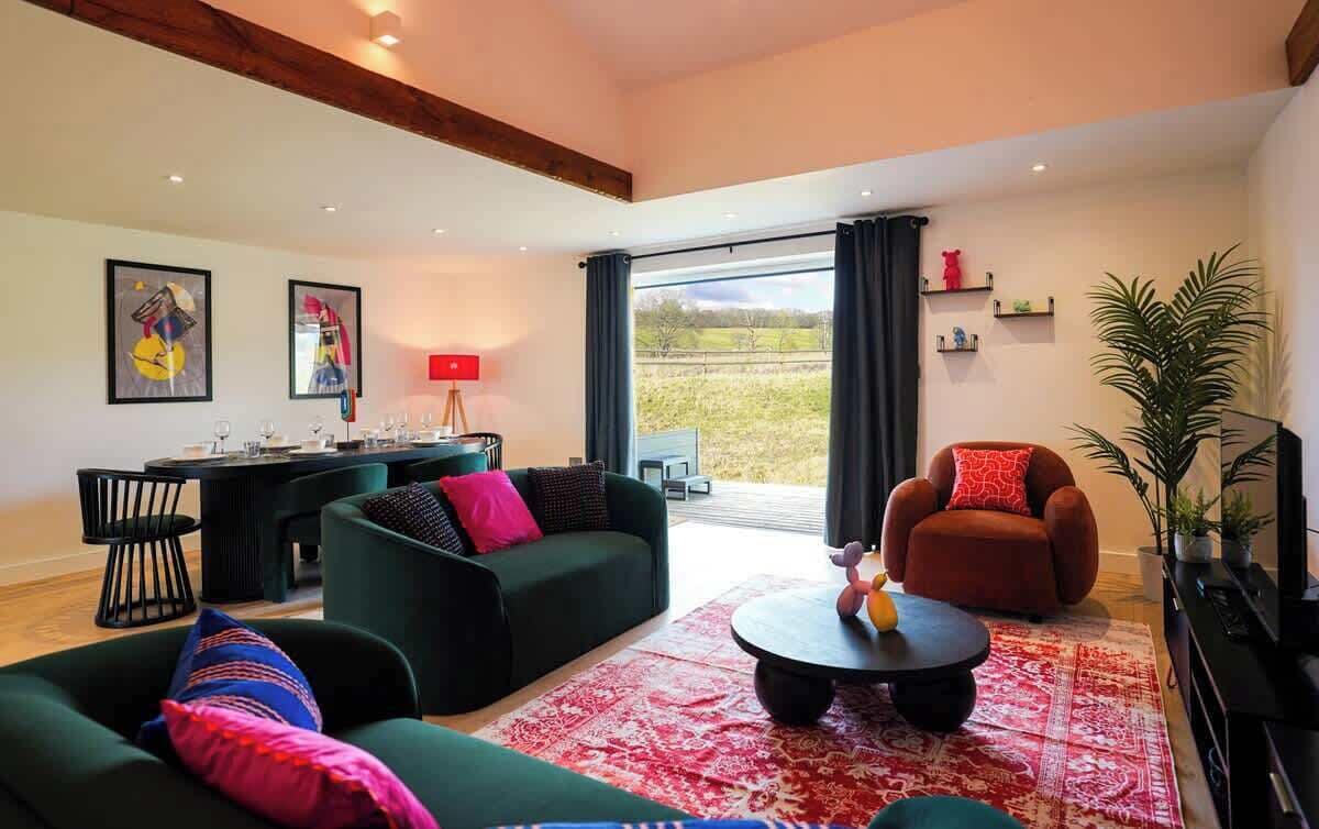 Una televisión, una oficina