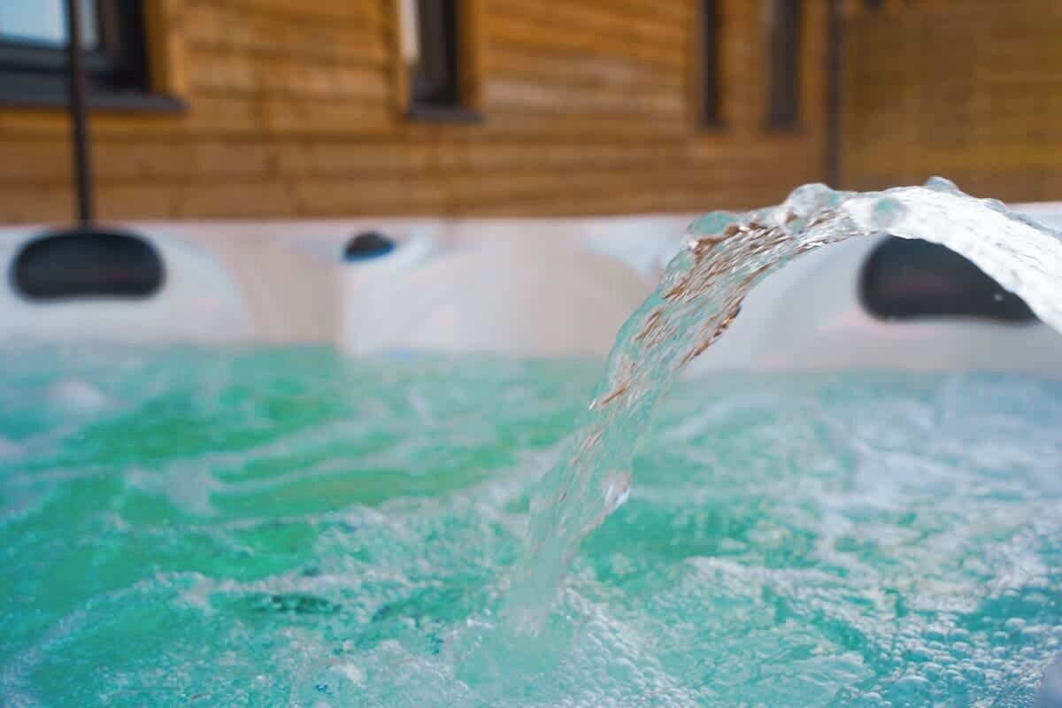 Ein Whirlpool, in den Wasser gegossen wird.