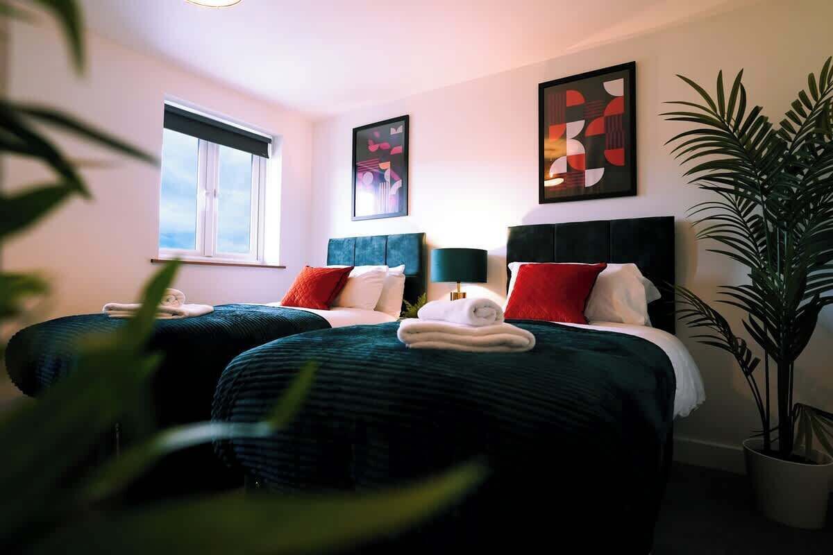 4 bedrooms, iron/ironing board, WiFi, bed sheets