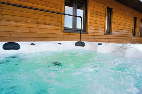 Moonlight Lodge - 4 bedroom Barn with Hot Tub!