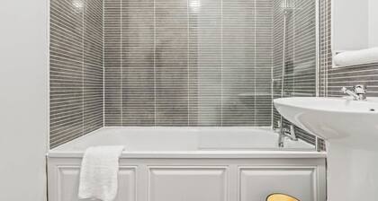 Stylish 4 Bedroom House in St Neots w Free Parking