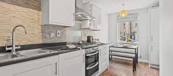Stylish 4 Bedroom House in St Neots w Free Parking