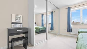 4 bedrooms, iron/ironing board, WiFi, bed sheets
