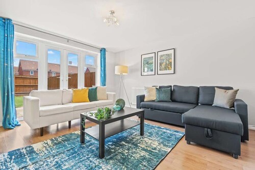 Stylish 4 Bedroom House in St Neots w Free Parking