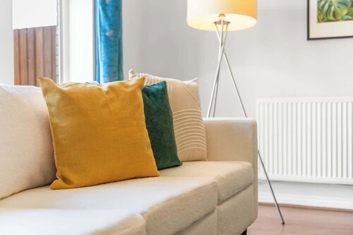 Stylish 4 Bedroom House in St Neots w Free Parking