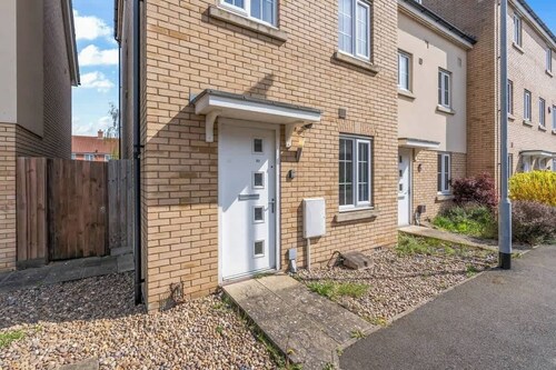 Stylish 4 Bedroom House in St Neots w Free Parking