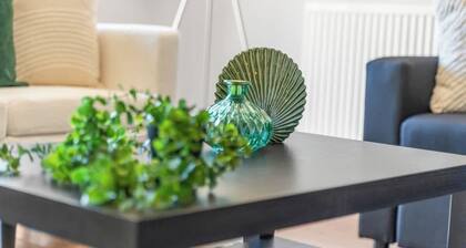 Stylish 4 Bedroom House in St Neots w Free Parking