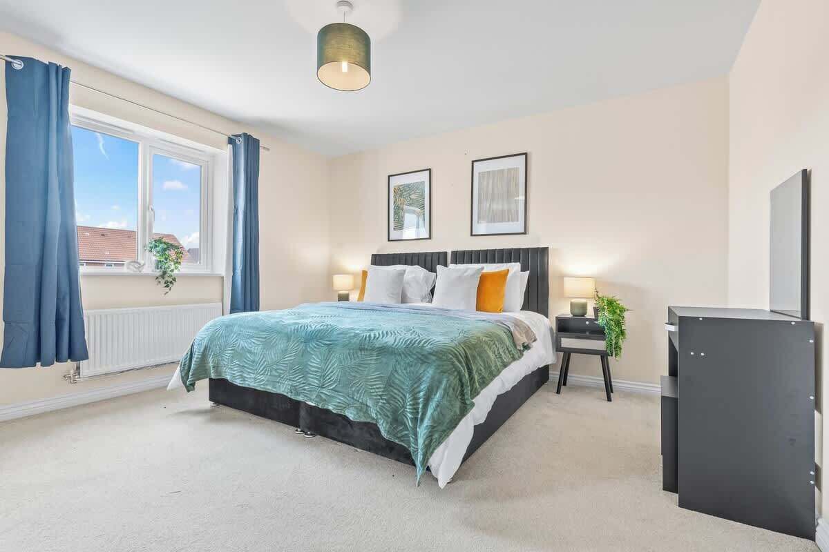 4 habitaciones, tabla de planchar con plancha, wifi y ropa de cama 