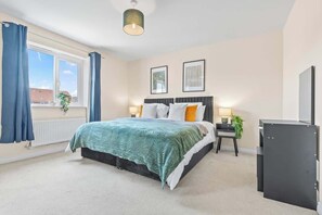 4 bedrooms, iron/ironing board, WiFi, bed sheets