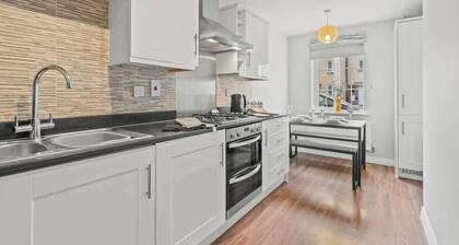 Stylish 4 Bedroom House in St Neots w Free Parking