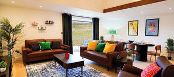 Starlight Lodge - 4 bedroom Barn with Hot Tub!