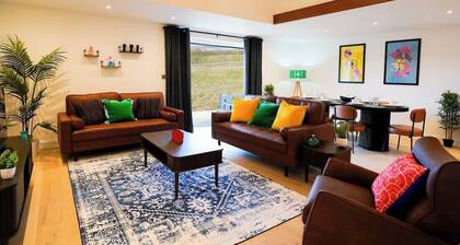 Starlight Lodge - 4 bedroom Barn with Hot Tub!