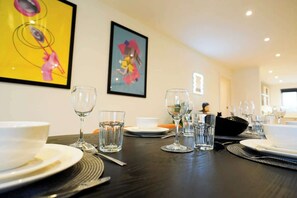 Dining - Starlight Lodge - 4 bedroom Barn with Hot Tub! (South Godstone)
