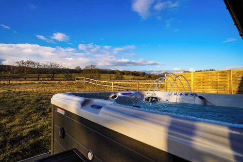 Starlight Lodge - 4 bedroom Barn with Hot Tub!