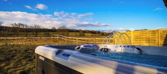 Starlight Lodge - 4 bedroom Barn with Hot Tub!