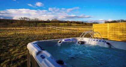 Starlight Lodge - 4 bedroom Barn with Hot Tub!